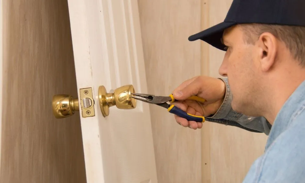 benefits of hiring a professional locksmith