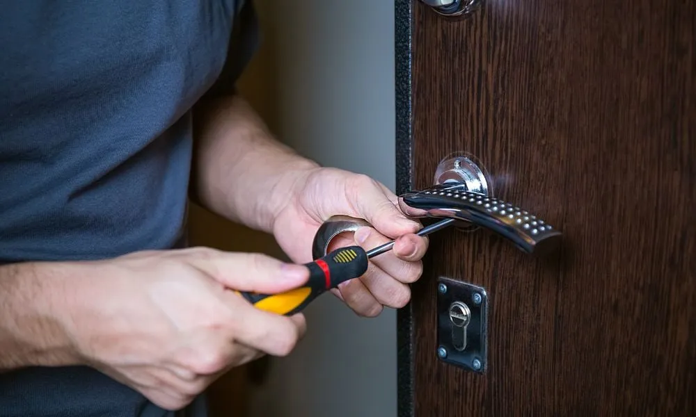 choosing the right locksmith and avoiding scams