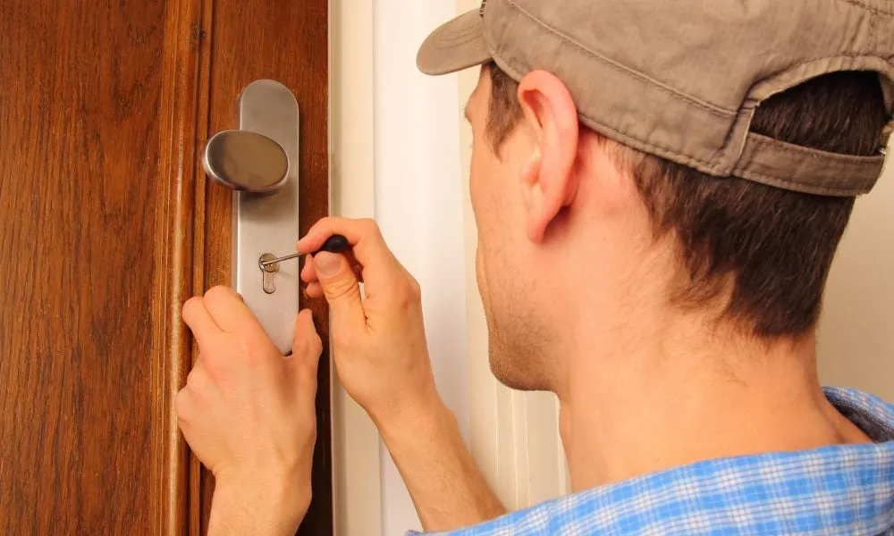 diy vs. professional emergency locksmith services