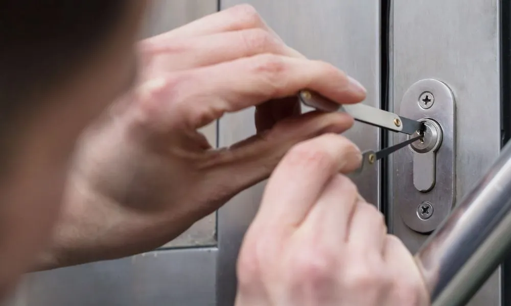 factors affecting emergency locksmith costs