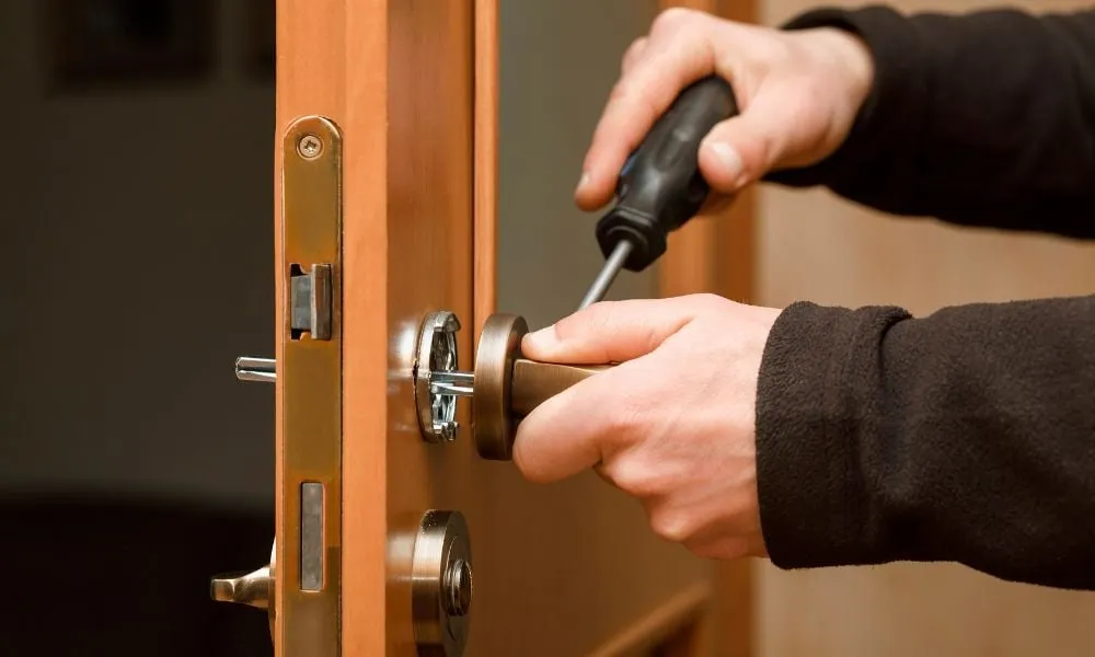 how to choose a trustworthy locksmith in an emergency