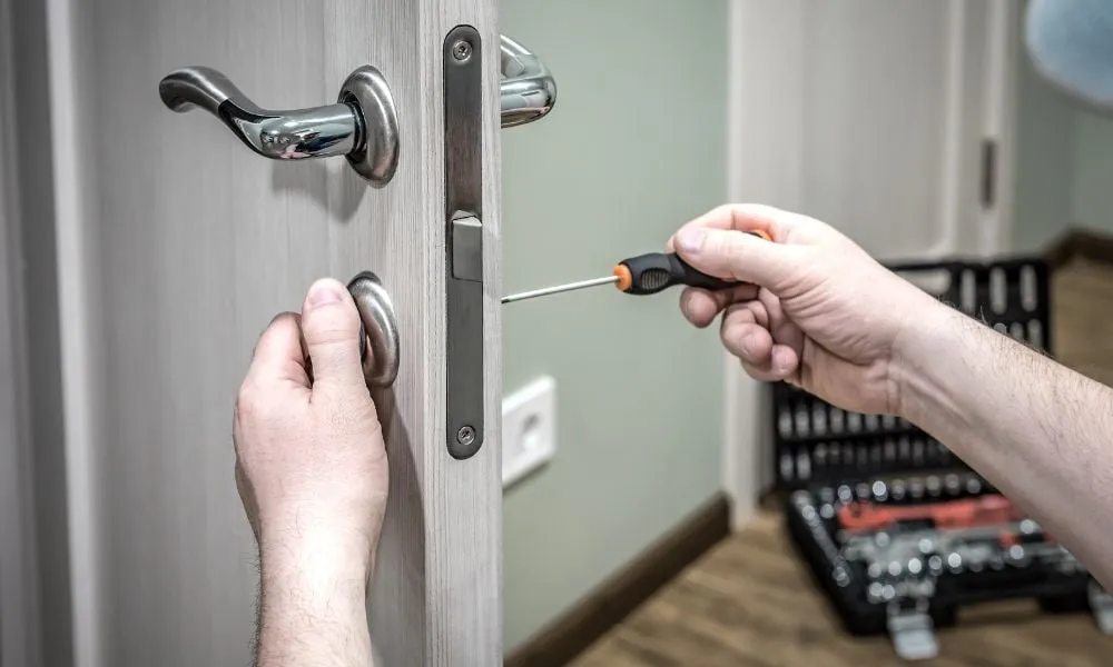key tips for avoiding locksmith scams in emergency situations
