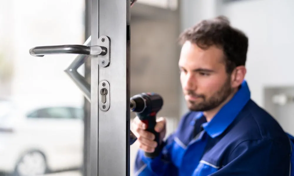 the benefits of hiring a professional commercial locksmith service