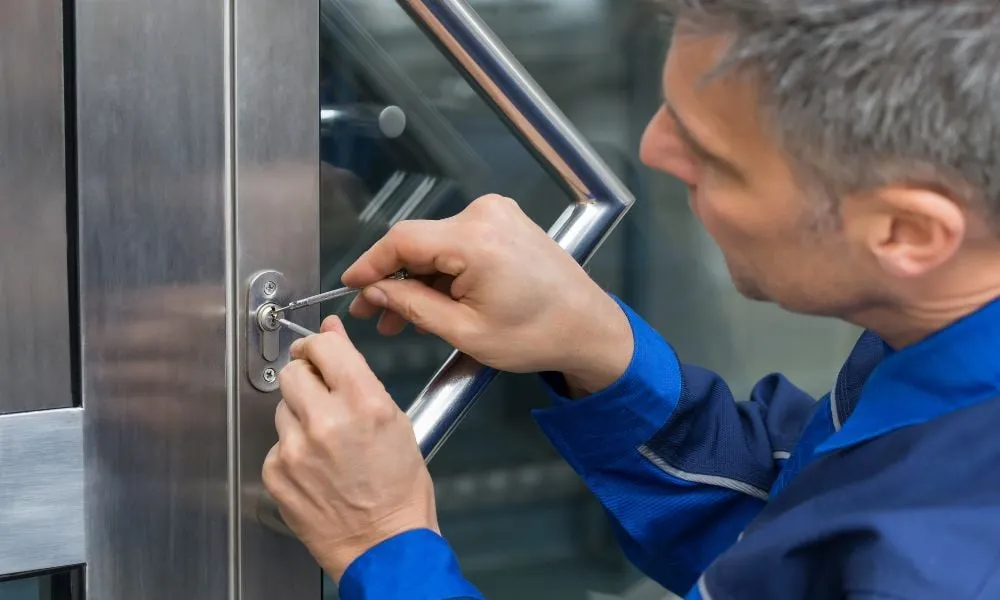 the benefits of hiring a professional locksmith