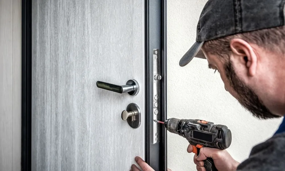 when to call an emergency locksmith